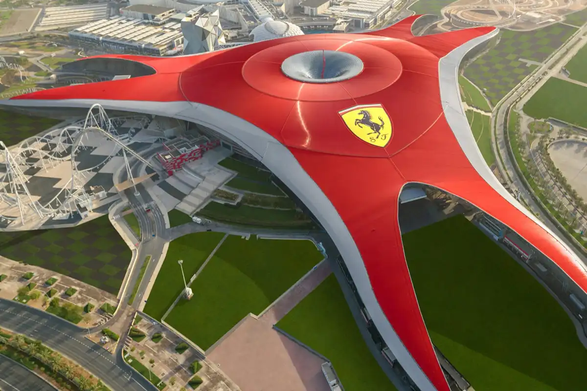 Американские горки Ferrari World в Дубае