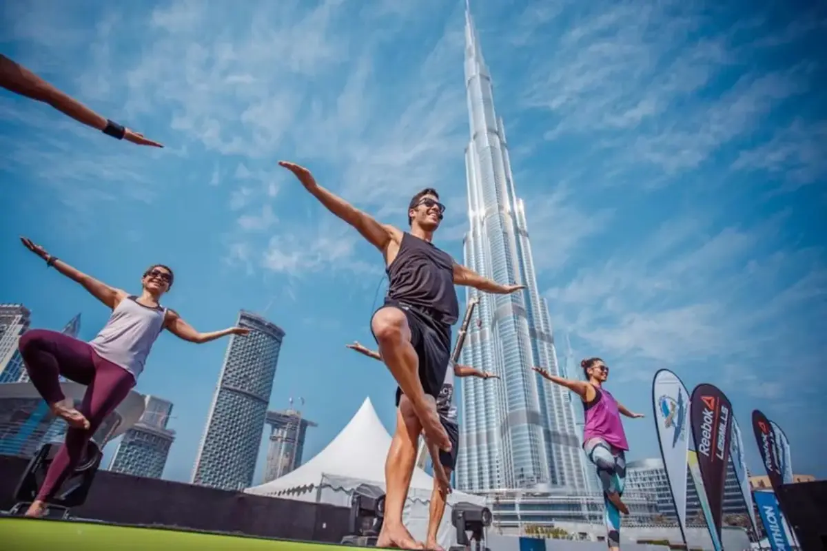 Spazi urbani trasformati in club all'aperto a Dubai