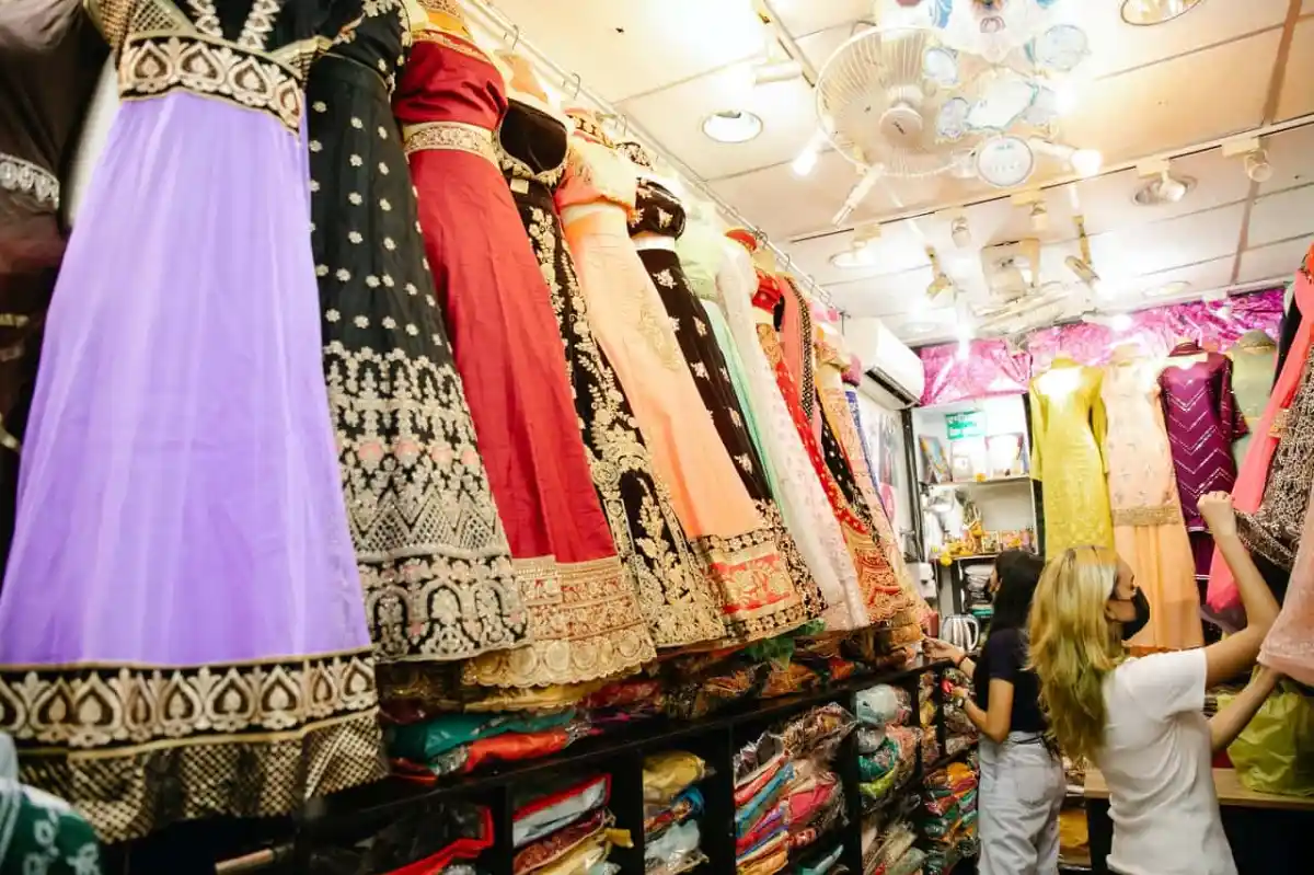 दुबई के मर्शिद बाजार से खरीदारी