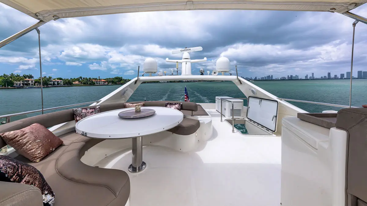 Pagkakaiba ng Megayacht Ocean Empress sa iba pang mga barko sa Dubai