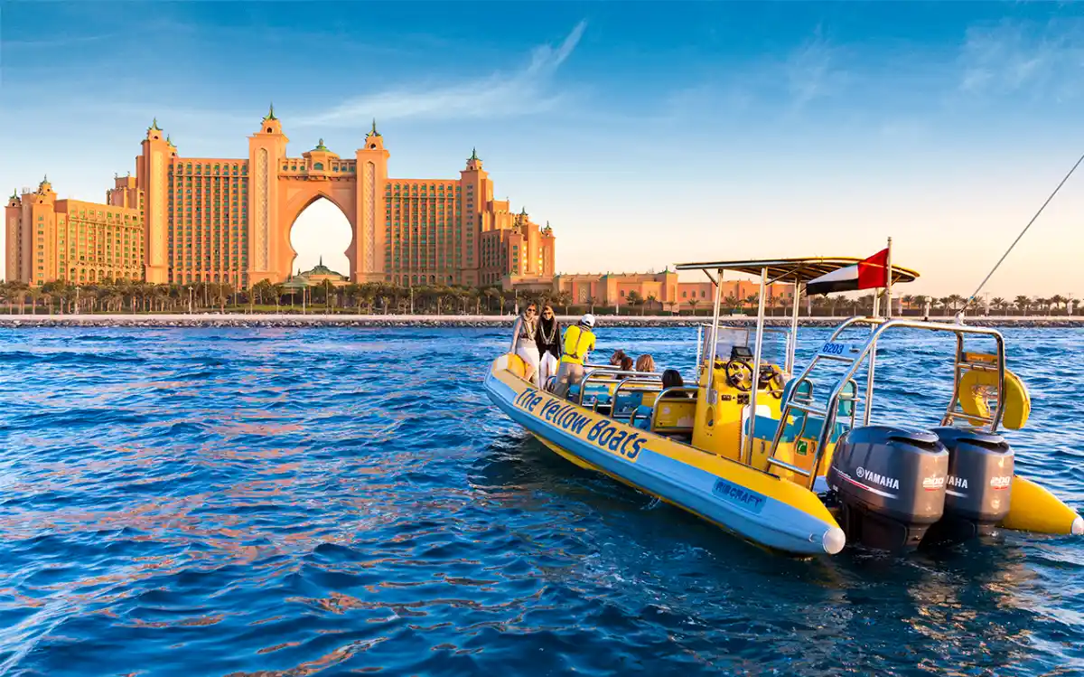 Qu'est-ce que le bateau jaune de Dubaï et pourquoi est-il populaire ?